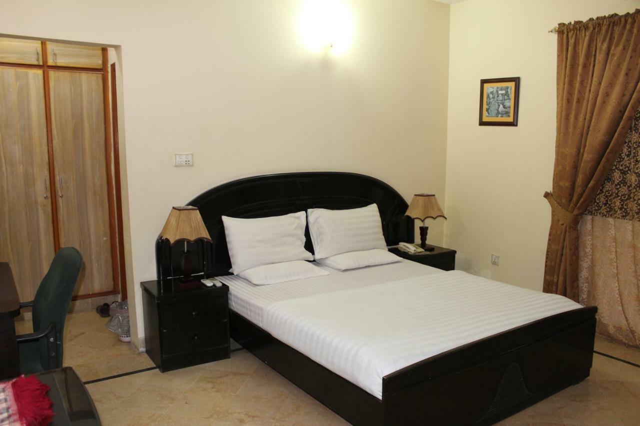 Luxury Inn Karachi Luaran gambar