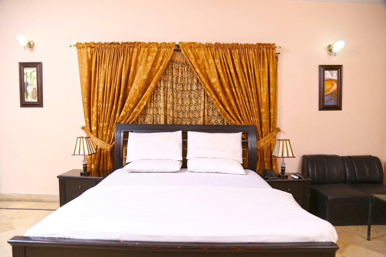 Luxury Inn Karachi Luaran gambar